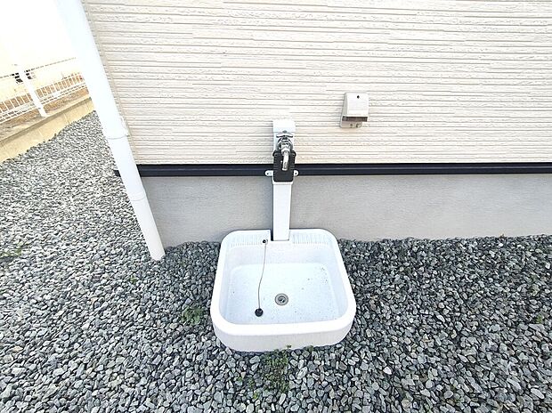 【外水栓】外水栓付きで屋外作業も快適。掃除や洗車、ガーデニング時の水やりなどに便利で、日々の暮らしを支える実用的な設備。敷地内での使い勝手を高める嬉しいポイントです♪