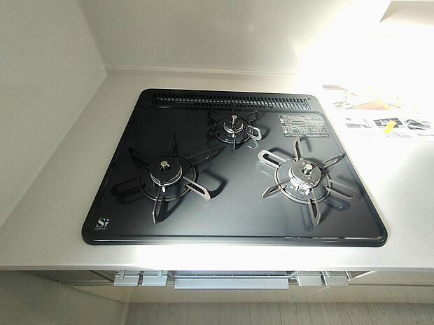 【3口ガスコンロ】光沢のあるブラックのガスコンロは、3口タイプで調理効率も良好。スタイリッシュなデザインがキッチン空間に映え、日々の料理を快適にサポートします♪