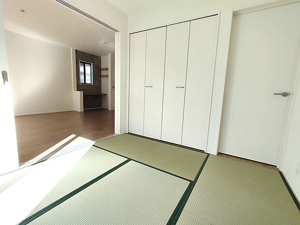 【1階和室スペース】モダンな和室は、お昼寝や来客時、キッズスペースにも活躍。押入れ収納付きで使い勝手も良好。白を基調とした明るい空間で、和の落ち着きと現代的な快適さを両立しています♪