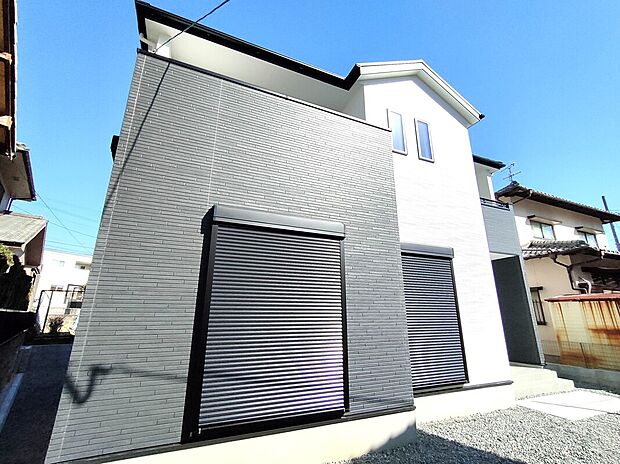 【建物外観】シャッター付きの外観は、防犯性とプライバシーに配慮された安心設計。モノトーンの色使いが街並みに映え、機能性とデザイン性を兼ね備えた、現代的で落ち着きある住まいです♪