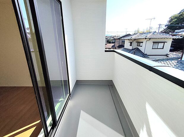 【バルコニー】陽当たりの良いバルコニーは、洗濯物もよく乾き、通風も良好。周囲の眺望を楽しみながら、ちょっとした気分転換にも活躍。プライベート感のある設計で、日々の暮らしに心地よさを添えます♪
