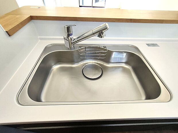 【シンクスペース】ステンレス製のシンクは清潔感があり、日々の調理や片付けも快適。水切りラック付きで使い勝手も良く、キッチンまわりをすっきり保てる設計です♪