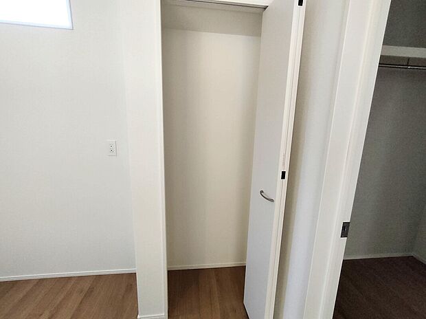 【パントリー】キッチン横に設けられたパントリーは、食品や日用品のストックに便利。棚付きで整理しやすく、生活感を隠しながらすっきりとした空間を保てます♪