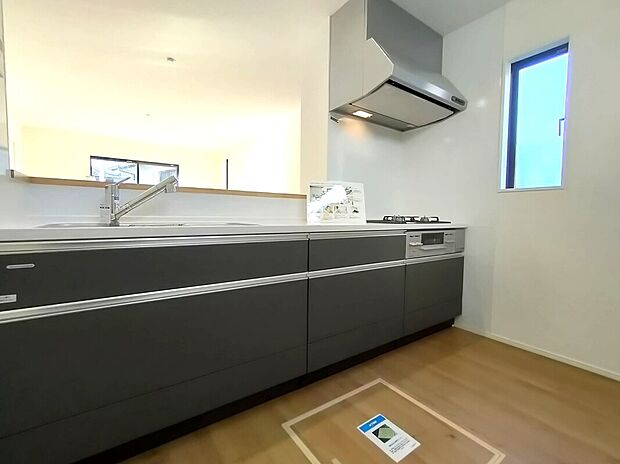 【キッチン】3口ガスコンロとレンジフードを備えた機能的なキッチン。シンクや収納も充実し、調理も片付けも快適。小窓から光が差し込む明るい空間で、毎日の料理が楽しくなる設計です♪