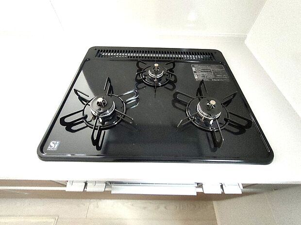 【3口ガスコンロ】光沢のあるブラックのガスコンロは、3口タイプで調理効率も良好。スタイリッシュなデザインがキッチン空間に映え、日々の料理を快適にサポートします♪