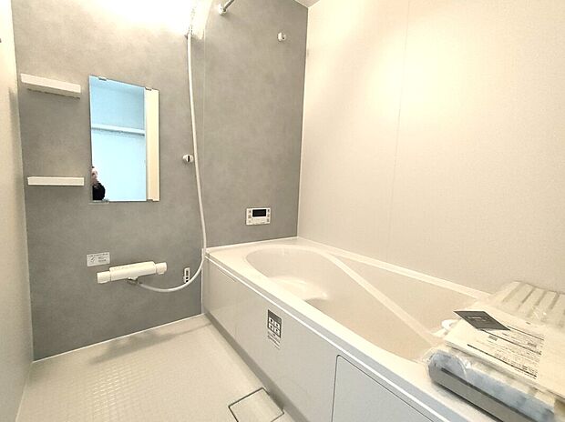 【浴室(1号棟)】浴室にはゆったり浸かれる浴槽とシャワーを完備。操作パネル付きで湯温管理も簡単。清潔感のある空間で、毎日の疲れを癒す快適なバスタイムを実現します。家族みんなにうれしい設備です♪