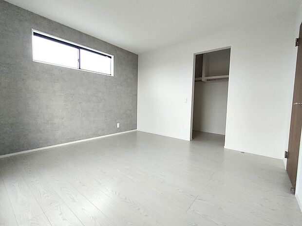 【主寝室】2階8帖の主寝室は、ゆったりとした広さでベッドや家具も配置しやすく、窓からの光が心地よい空間。落ち着いた内装で、1日の疲れを癒すプライベートルームとして最適です♪