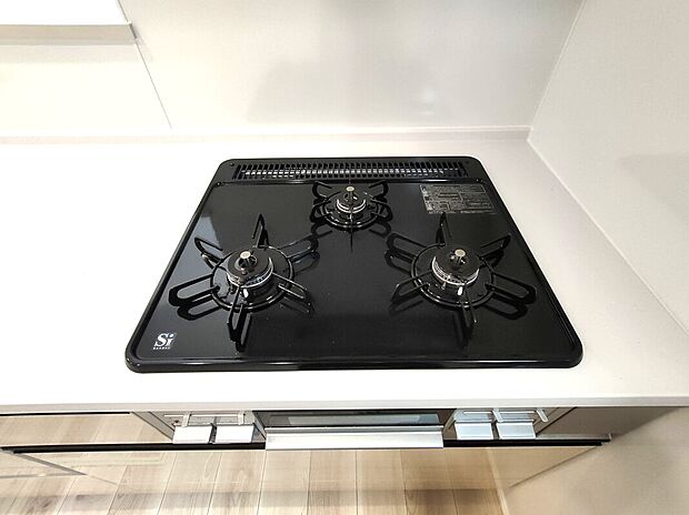 【3口ガスコンロ】光沢のあるブラックのガスコンロは、3口タイプで調理効率も良好。スタイリッシュなデザインがキッチン空間に映え、日々の料理を快適にサポートします♪