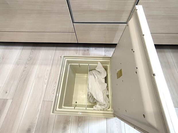 【床下収納】床下収納は、普段使わない食品や備品などをすっきりしまえる便利なスペース。限られた空間を有効活用でき、キッチンまわりの整理整頓にも役立ちます♪