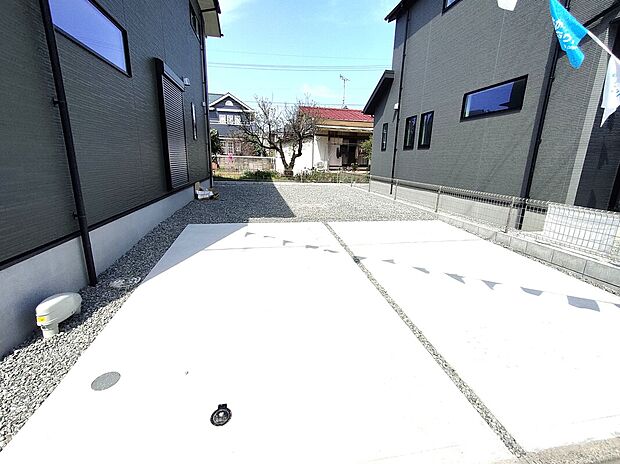 【1号棟駐車スペース】奥のスペース合わせ4台分確保された駐車スペースは、来客時や複数台所有にも対応できる安心設計。舗装済みで出入りもスムーズ。外構と調和した美しい仕上がりで、住まいの印象もアップします♪