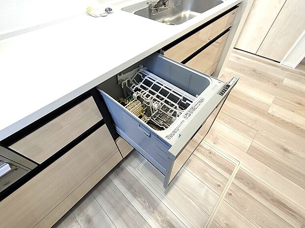 【自動食器洗乾燥機(1号棟)】ビルトイン食洗機は、家事の時短に役立ち、手洗いよりも節水・衛生的。収納一体型でキッチンの美観を損なわず、静音設計で夜間の使用も快適。毎日の暮らしをスマートに支えます♪