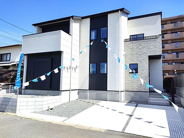 【建物外観】白と黒のコントラストが際立つ外観は、端正でモダンな印象。素材の質感が上品に調和し、シンプルながらも存在感のある佇まいが街並みに美しく映えます♪