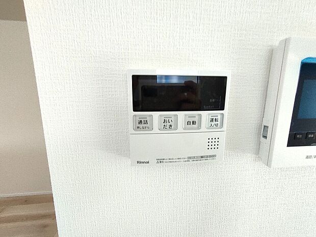 【オートバス(1号棟)】湯はり・追い焚き・保温まで自動でこなすオートバス機能を搭載。ボタンひとつで快適な入浴準備が整い、忙しい日々の中でも手間なくリラックスタイムを楽しめます♪