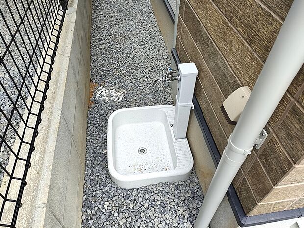 【外水栓(3号棟)】外壁に調和するデザインの外水栓を設置。洗車やガーデニングに便利で、使い勝手の良い位置に配置。清潔感あるホワイトが外観に爽やかさを添えます♪