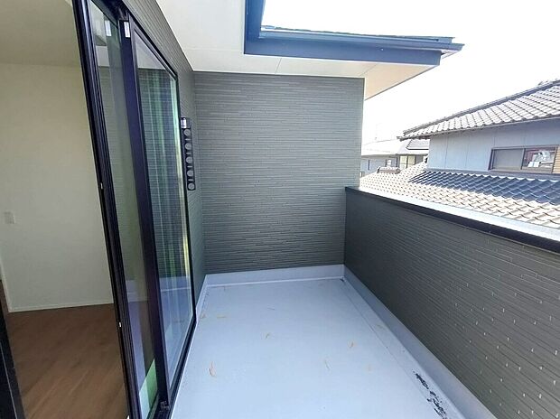 【主寝室バルコニー(1号棟)】インナータイプのバルコニーは、屋根付きで雨の日も安心。外壁と一体感のある設計で、プライバシーにも配慮。洗濯物干しやくつろぎスペースとしても使える、快適なアウトドア空間です♪