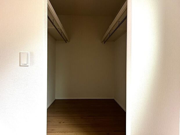 【ウォークインクローゼット】主寝室に併設されたウォークインクローゼットは、衣類や小物をすっきり収納できる便利な空間。動線もスムーズで、朝の身支度や季節の入れ替えも快適。暮らしにゆとりを生み出します♪