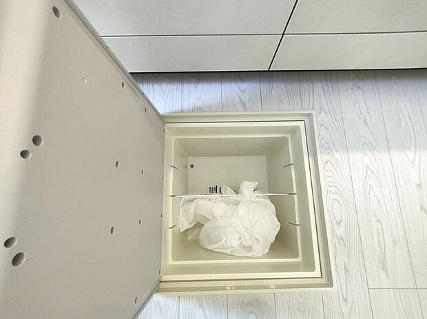 【床下収納(1号棟)】床下収納は、普段使わない食品や備品などをすっきりしまえる便利なスペース。限られた空間を有効活用でき、キッチンまわりの整理整頓にも役立ちます♪