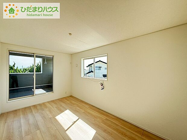 【主寝室】《2号棟》バルコニーに面していて、たっぷり光りの入る明るい主寝室です♪