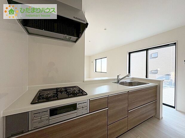 【キッチン】《1号棟》広々とした作業スペースなので休日はお子様と一緒に並んでご飯を作るのも楽しそうですね♪