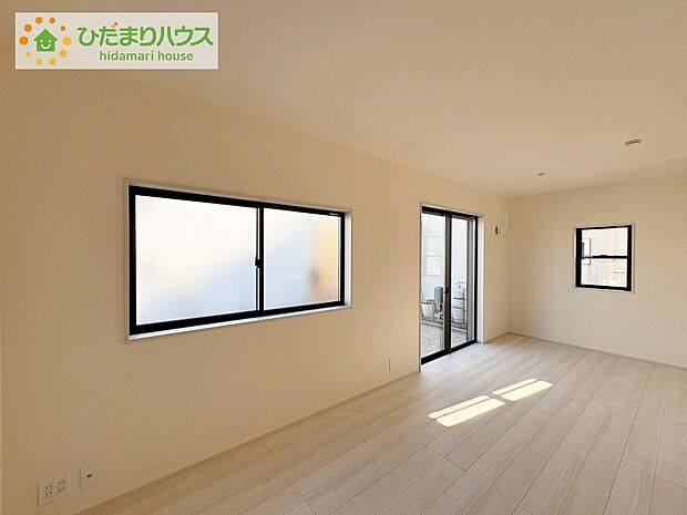 【リビング】《2号棟》リビングの窓からはあたたかな日差しが差し込みます(*'▽')