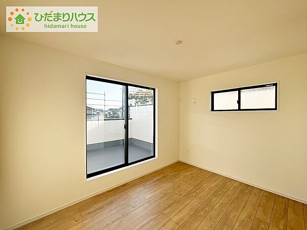 【主寝室】《2号棟》大きなベッドを置いても余裕の広さの主寝室♪♪