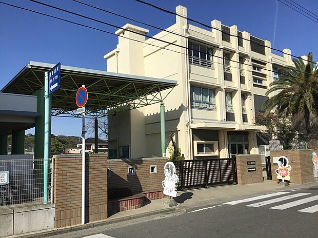 西脇小学校(約1,007m)