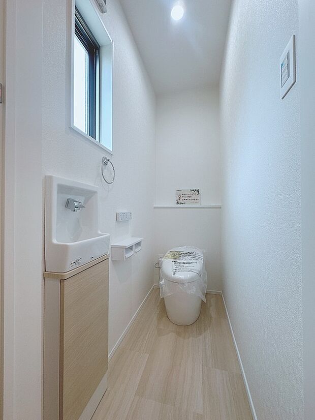 【【新田広芝3-11】トイレ】白い壁にライトウッドがアクセントになり、明るくナチュラルな空間です。