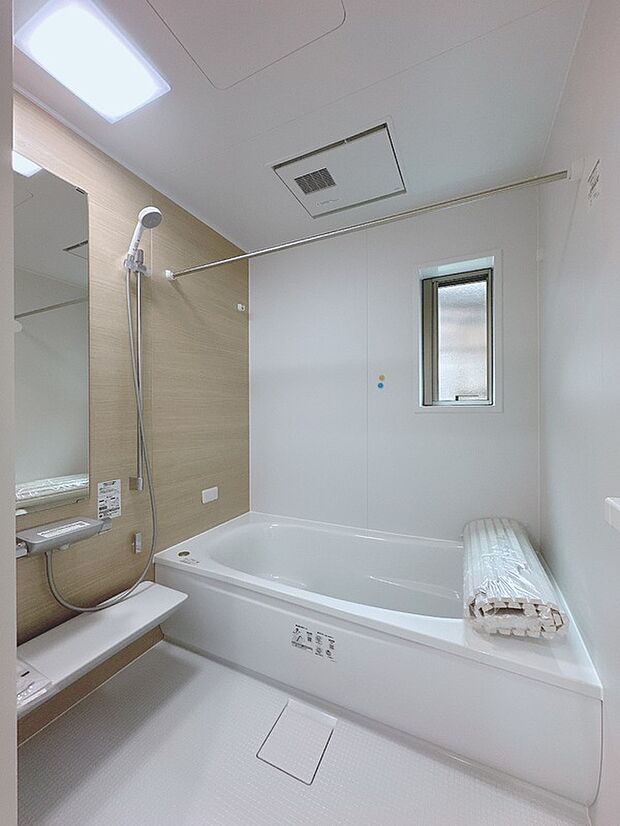 【【新田広芝3-11】浴室】柔らかく明るい木目調のアクセントパネルを採用し、あたたかみのあるナチュラルな雰囲気で、リラックスできるバスルームです。