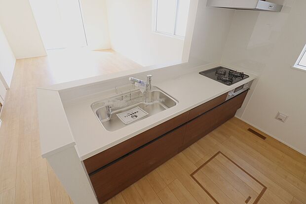 大容量の収納スペースは取り出しやすく、しまいやすいスライドタイプ、大きな鍋などの調理器具や、調味料も出し入れしやすいですね。