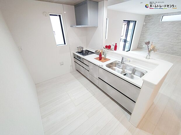 大容量の収納スペースは取り出しやすく、しまいやすいスライドタイプ、大きな鍋などの調理器具や、調味料も出し入れしやすいですね。