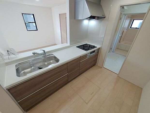 大容量の収納スペースは取り出しやすく、しまいやすいスライドタイプ、大きな鍋などの調理器具や、調味料も出し入れしやすいですね。