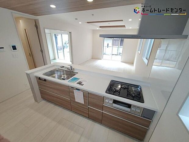 収納力豊富、爽やかなシステムキッチンを用意しております。さっと拭き取るだけで汚れが簡単にとれますので、キッチンスペースをいつでもすっきりとお使い頂けます。