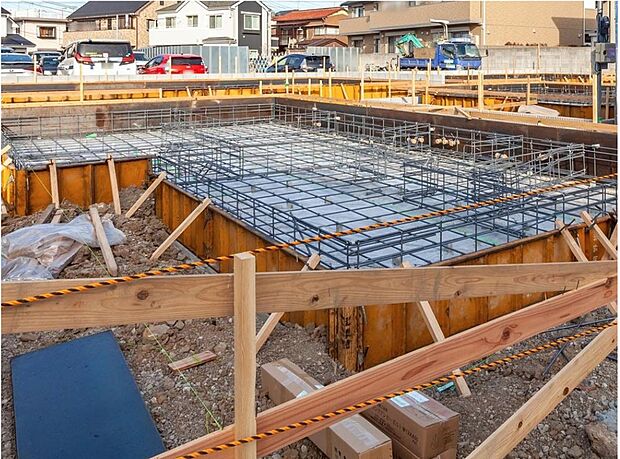 立ち上がりと底面全体が一体の鉄筋コンクリート造(仕上がり幅150mm・底盤厚150mm)。「不同沈下」や「地面からの湿気」に対する有効な措置と言えます。