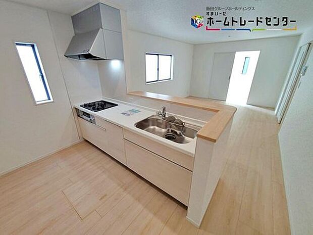 収納力豊富、爽やかなシステムキッチンを用意しております。さっと拭き取るだけで汚れが簡単にとれますので、キッチンスペースをいつでもすっきりとお使い頂けます。