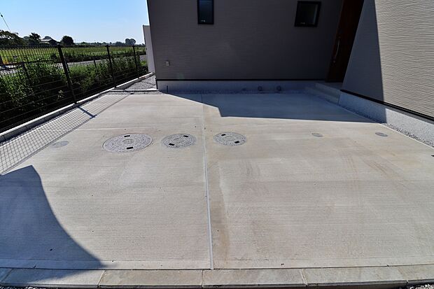 【駐車場】カースペースは並列で2台分ご用意しています♪前面道路も広々していて、お車の出し入れもストレスなく行えます☆休日の愛車の洗車もゆったり広々、ご自身のペースでピカピカに仕上げたいですよね!