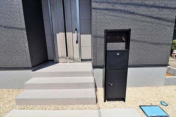 【玄関】インターフォンと一体型ですっきりとしたデザインのポスト。建物の外観に合わせたスタイリッシュなデザインです。
