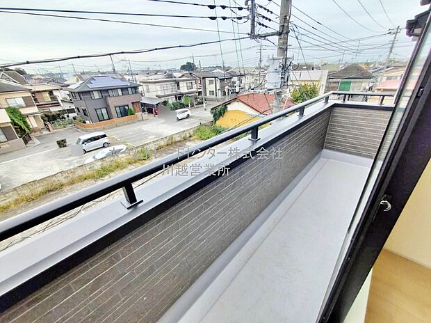 【バルコニー】日当たりのよい広さのあるバルコニー。一度にたくさんの洗濯物を干すことができます。