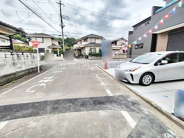 【前面道路含む現地写真】カースペースは並列で2台分ご用意しています♪前面道路も広々していて、お車の出し入れもストレスなく行えます☆休日の愛車の洗車もゆったり広々、ご自身のペースでピカピカに仕上げたいですよね!