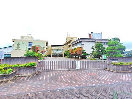 吉見町立吉見中学校 1900ｍ(徒歩24分)