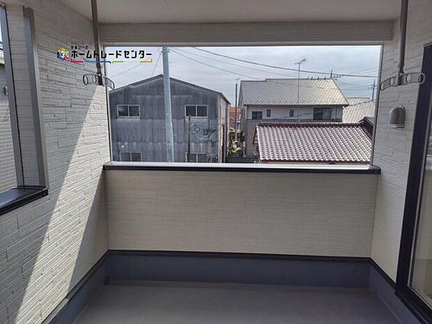 【バルコニー】雨除けがあるインナーバルコニーは、洗濯物や布団を干すだけでなく、暖かな陽射しや爽やかな風を存分に取り込み、お部屋に解放感をもたらします☆