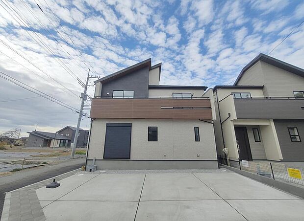 【駐車場】嬉しいコンクリート仕上げのカースペース。雨の日も足元を気にせず外出できます。ご家族の駐輪場としてもお使いいただけます。