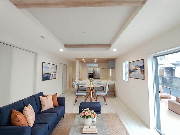 【LDK】広々としたLDKに、自分好みのインテリアでレイアウト。季節ごとに模様替えなども、楽しみの一つとなりそうです。※家具をCGで加工しています。家具付き販売ではございません。