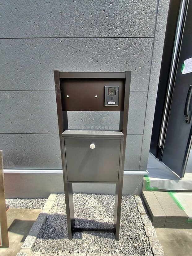 【玄関】インターフォンと一体型ですっきりとしたデザインのポスト。建物の外観に合わせたスタイリッシュなデザインです。
