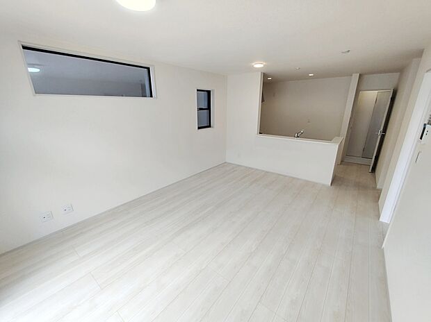 【LDK】家族の一体感を感じられる広々スペース。家族と過ごす時間を大切にする方にぴったりのゆとりの住空間。オフの時間が楽しみになりそうです。
