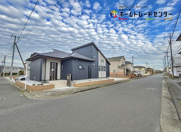 【前面道路含む現地写真】ひとたび扉を開けばそこに待っているのは上質な空間とマイホームでの新生活をイメージさせる優雅なひととき。「この家なら…」ではなく「ここに住みたい♪」と思う感動をお届けいたします。