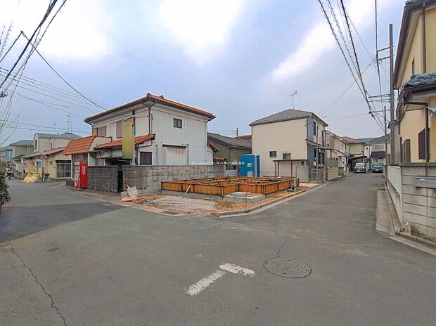【前面道路含む現地写真】ひとたび扉を開けばそこに待っているのは上質な空間とマイホームでの新生活をイメージさせる優雅なひととき。「この家なら…」ではなく「ここに住みたい♪」と思う感動をお届けいたします。