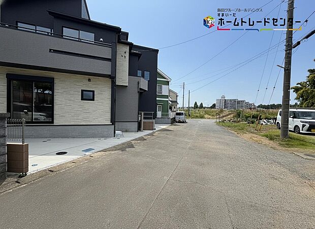【前面道路含む現地写真】一戸建ての大きなメリットは、「自分の土地」を自由に使えること。好きなペットが飼えるほか、ガーデニングやＤＩＹ、車やバイクの手入れなど様々な趣味を楽しめます♪
