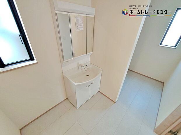 【洗面所】三面鏡ならではの収納力、温水シャワー付きの機能性、どちらも採用！汚れが落ち易い大型の洗面ボウルは手入れもしやすく日々の生活を陰ながら支えてくれる仕様となっております。