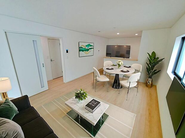 【LDK】広々としたLDKに、自分好みのインテリアでレイアウト。季節ごとに模様替えなども、楽しみの一つとなりそうです。※家具をCGで加工しています。家具付き販売ではございません。