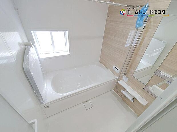 【浴室】浴室は湿気がたまりやすく、換気扇だけではどうしてもカビが出やすいです。窓があるだけでお風呂のカビお掃除がラクラク。